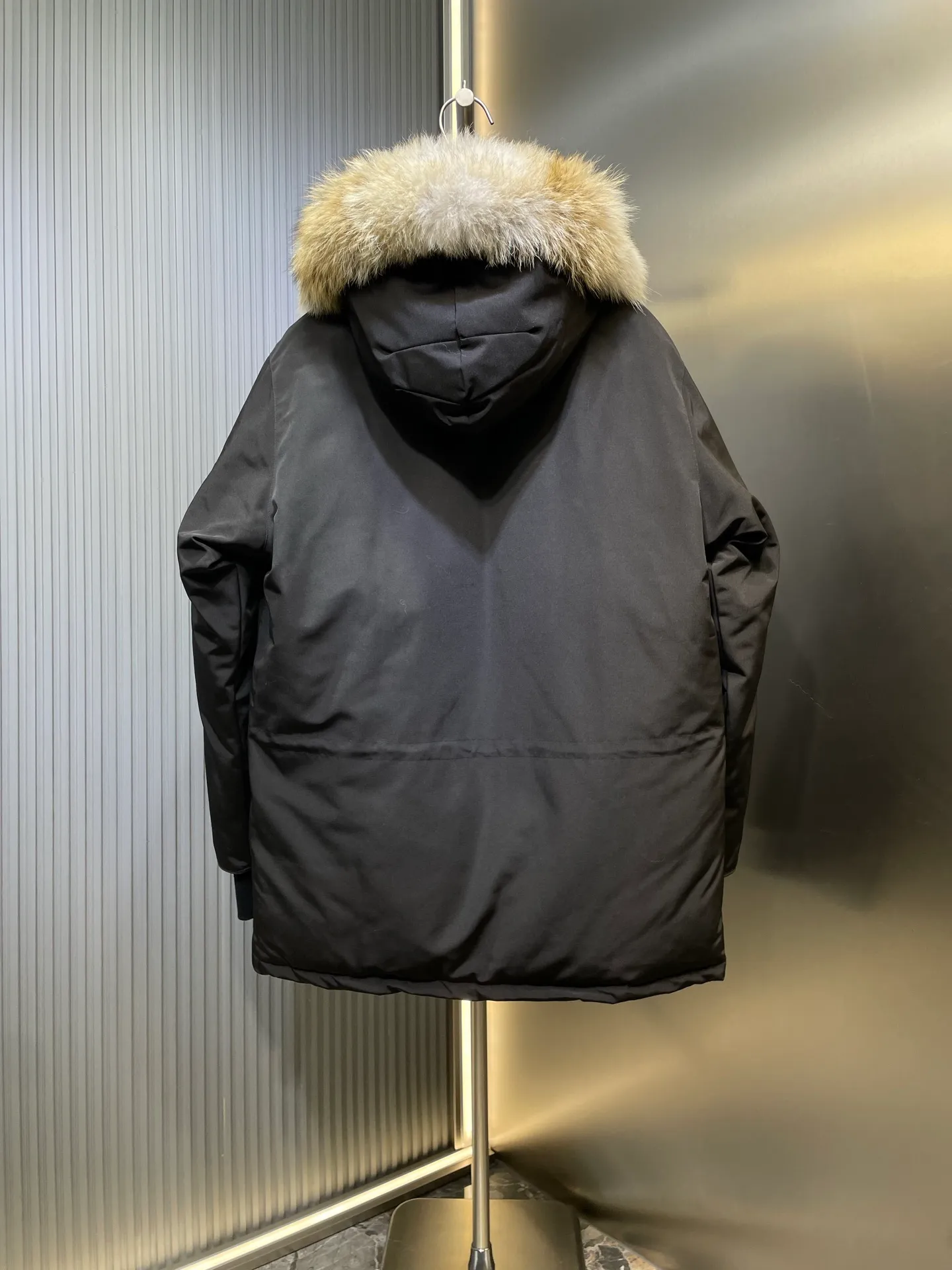 P910 special version 🌟 🇨🇦CANADA GOOES 24 new models 08 models/couple models Factory direct supply: supplying global purchasing agents, micro-business, entities, Tmall, high-end stalls and studio cooperation, free shipping! Canada Goose Expedition Parka 2008 is the same style for men and women. It is mid-length and the most timeless classic. All Arctic and Antarctic scientific expedition teams choose Canada Goose as their cold-proof equipment. It is the Rolls-Royce of down jackets. ➖ Industry-leading anti-counterfeiting chip sensing. ➖ Imported Behringer embroidery machines and customized embroidery labels, the highest level and industry leading. ➖ Imported Korean 21-count polyester-cotton blended original fabric, TC85 waterproof coated fabric, water-repellent, windproof and wear-resistant. ➖ The new national standard 80 white duck down is filled with an average of 520 grams of down. The amount of down filled is industry-leading. ➖ 100% nylon lining with double double-layer sealing design to prevent velvet running, and seamless thread design on the cuffs! ➖ Western Canadian Green Wolf Collar. ➖ Yoshida YKK provides original factory-customized electroplated sliders. YKK two-way lockable zippers are tight and smooth and do not peel off paint. ➖ 3M composite Velcro is durable and the accessories and hardware are all custom-made. Note: Our copywriting is only simple and clear. Instead of bragging about the copywriting, it is better to compare and understand with samples. Only for the purest goose, the most dedicated, the most professional, the highest quality, the highest cost performance!  Size:XS-XXL